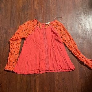 Cute boutique top with lace sleeves